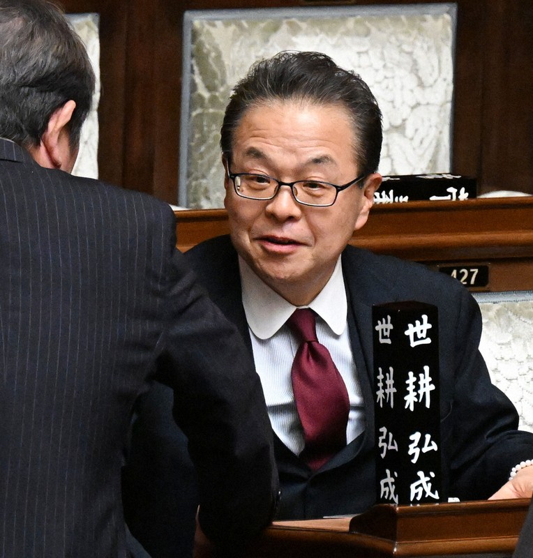 衆院本会議に臨み自民党の茂木敏充前幹事長（左）と言葉を交わす世耕弘成・前自民参院幹事長＝国会内で2025年4月4日午後0時56分、平田明浩撮影