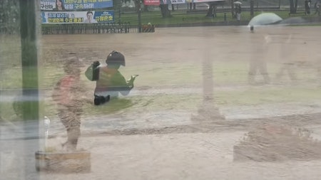 韓國暴雨水浸及腰　敬業外賣員踉蹌取貨引轟動　食肆老闆邀當VIP