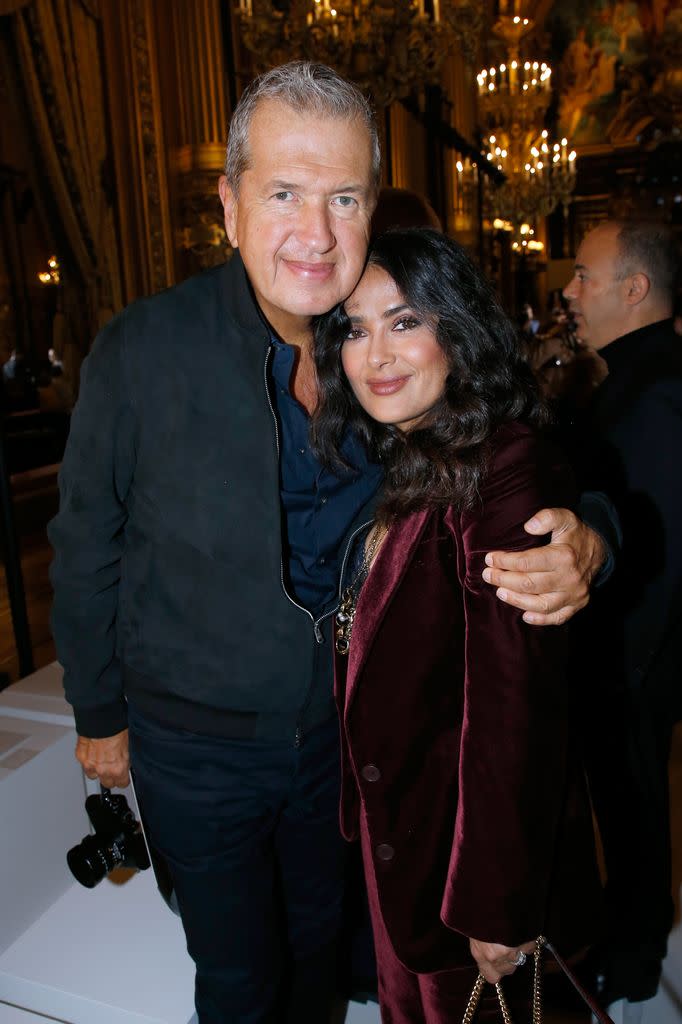 Mario Testino y Salma Hayek tiene una buena amistad y suelen coincidir en eventos de moda.