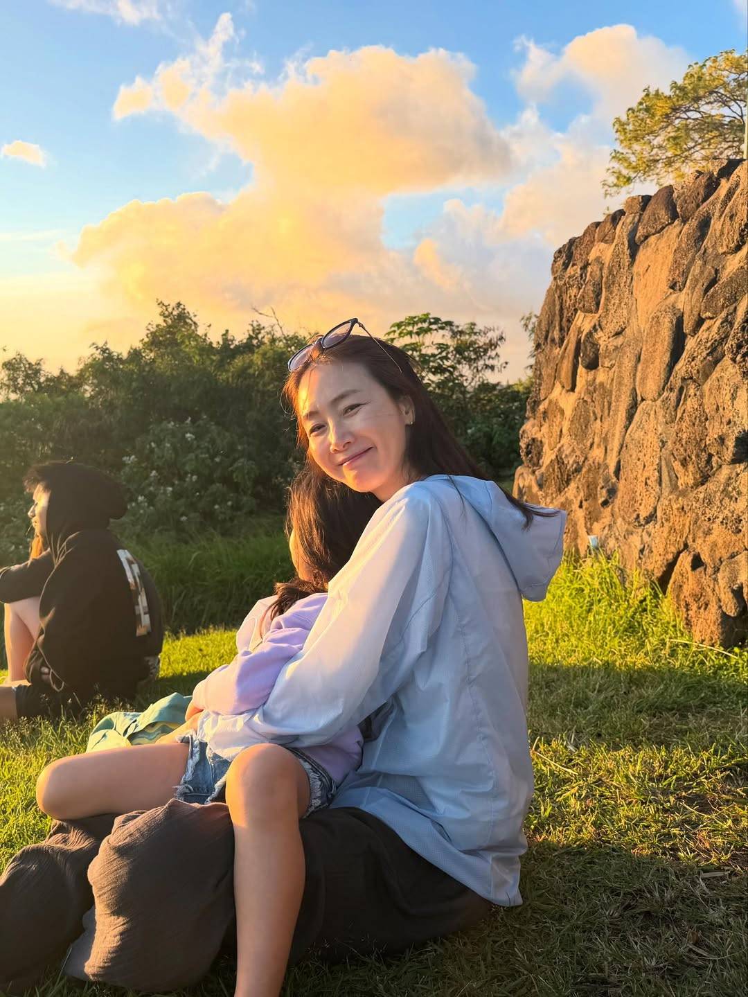 50歳になった「冬ソナ」ヒロイン、愛娘との〝母娘〟ショットに反響「スゴク大きくなってる〜」「えーッ、赤ちゃんだった娘さんが」