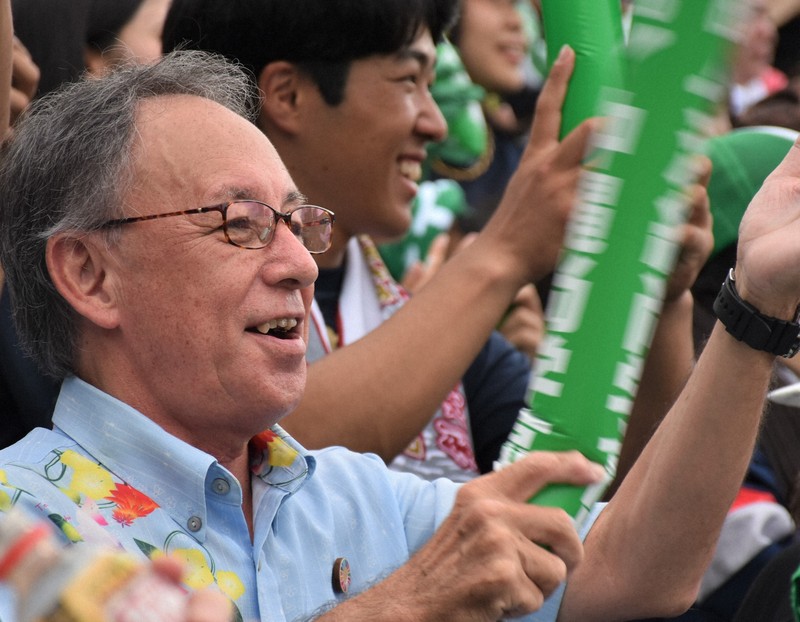 沖縄尚学の選手にエールを送る沖縄県の玉城デニー知事＝兵庫県西宮市の阪神甲子園球場で2025年8月23日午前9時36分、長岡健太郎撮影