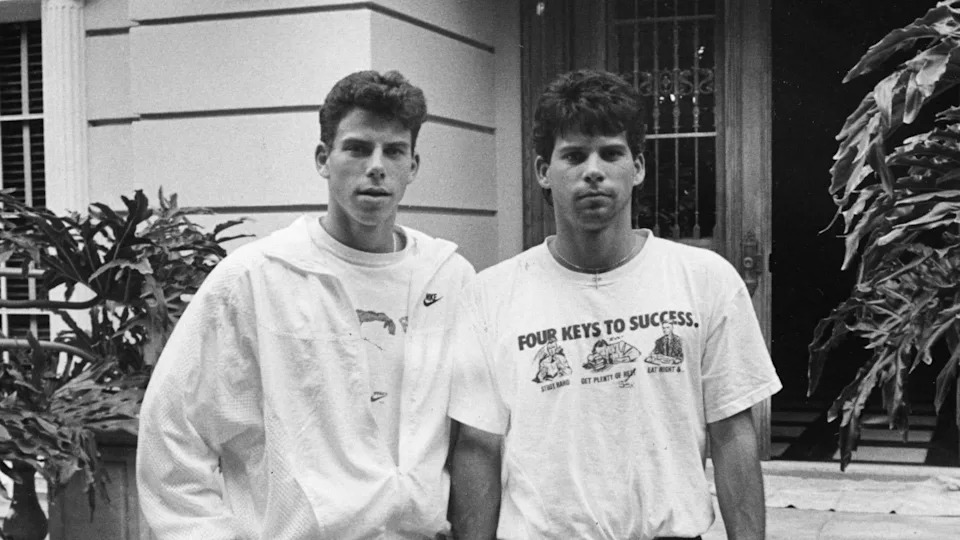 Erik and Lyle Menendez pose for a photo outside their Beverly Hills home in November 1989. / Credit: Los Angeles Times/Getty Images