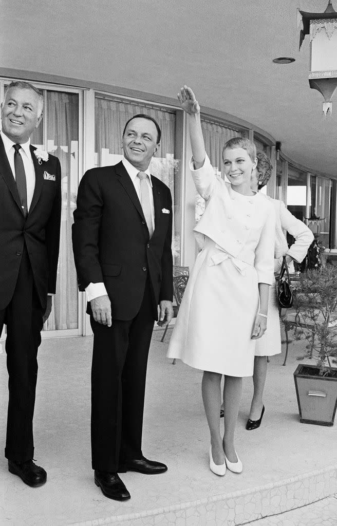 Las Vegas, Nevada: La boda de Mia Farrow y su marido Frank Sinatra en el Hotel Sands, donde se casaron.