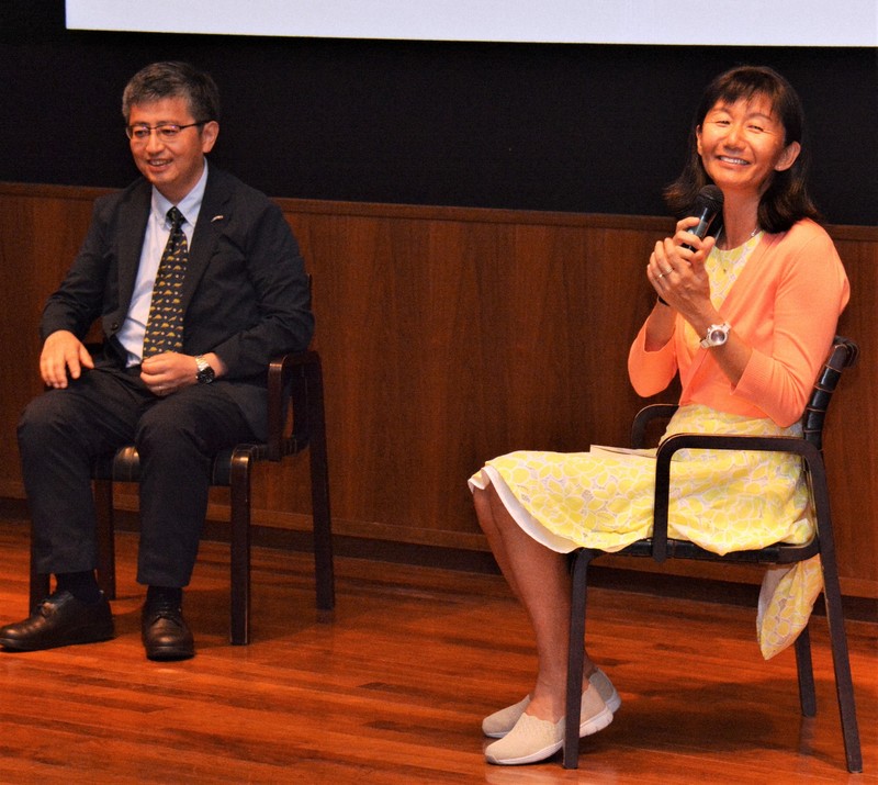 星新一の次女マリナさん（右）と対談し、星と真鍋の共作「午後の恐竜」などについて語る真鍋真さん＝松山市で2018年8月1日、松倉展人撮影