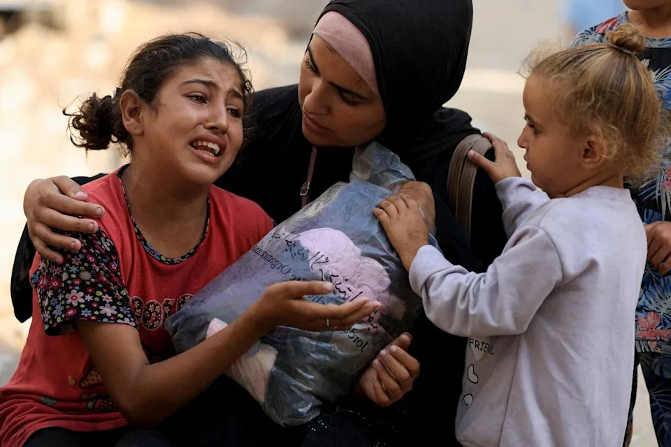Palestinian girl Shahed Thary, whose parents and brother were killed in an overnight Israeli strike on a tent, mourns during their funeral at Al-Shifa Hospital in Gaza City, August 20, 2025. REUTERS/Dawoud Abu Alkas TPX IMAGES OF THE DAY