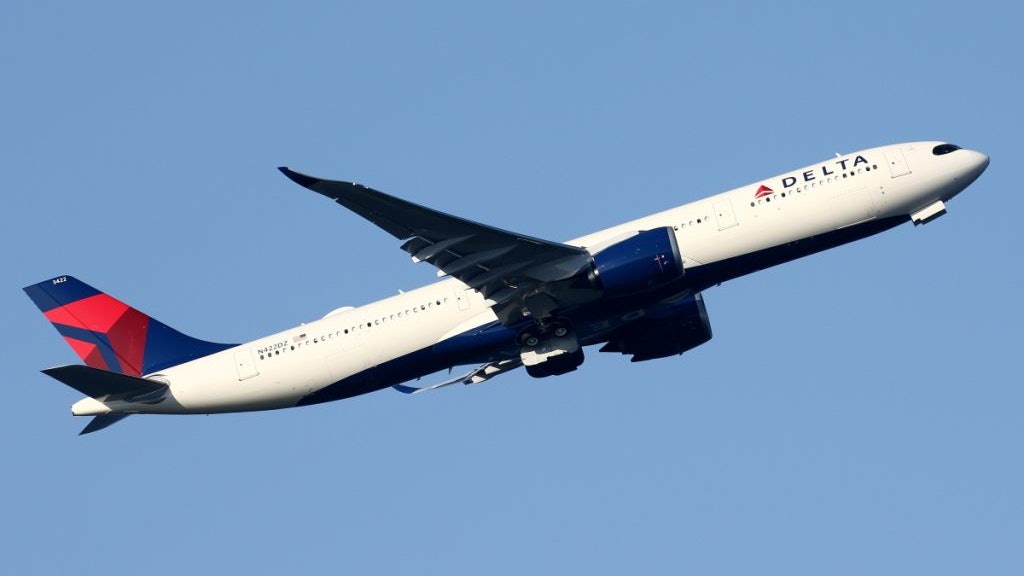 達美航空客機遇強烈氣流迫降　有乘客撞上天花板　25人受傷送院