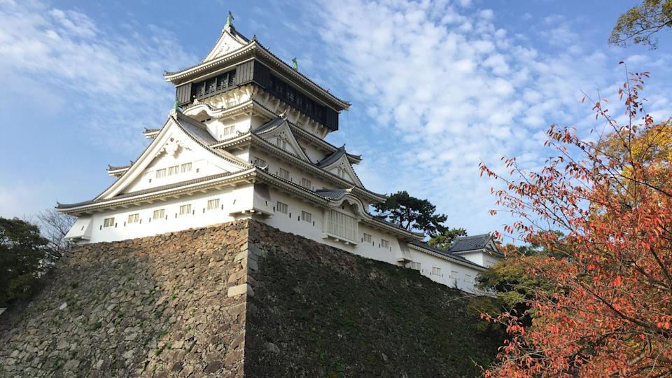 El castillo de Kokura, una de las principales atracciones de Kitakyushu, se ve en un día soleado.