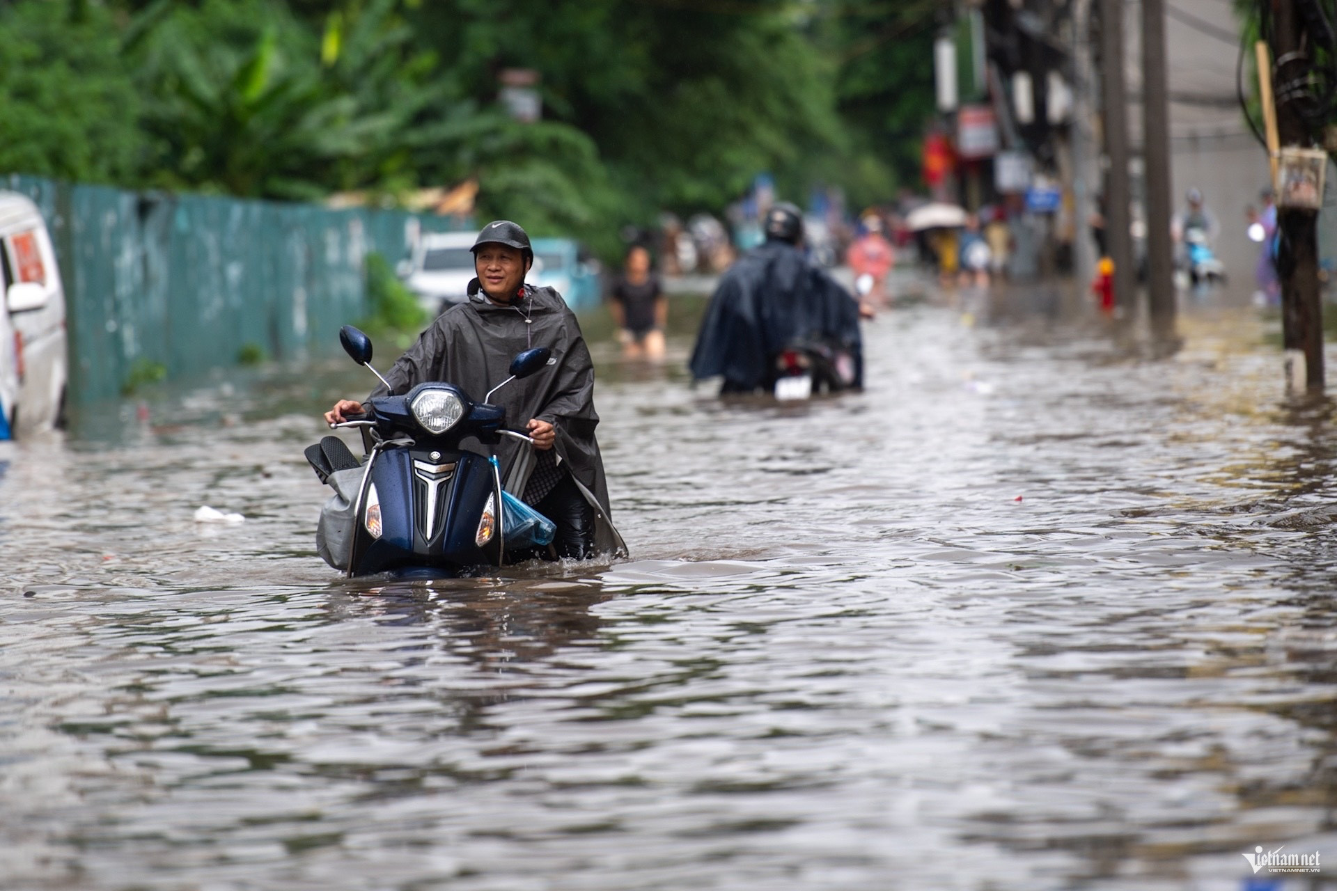 Xe chết máy nằm la liệt trên phố, người Hà Nội 'khóc' trên đường đi làm