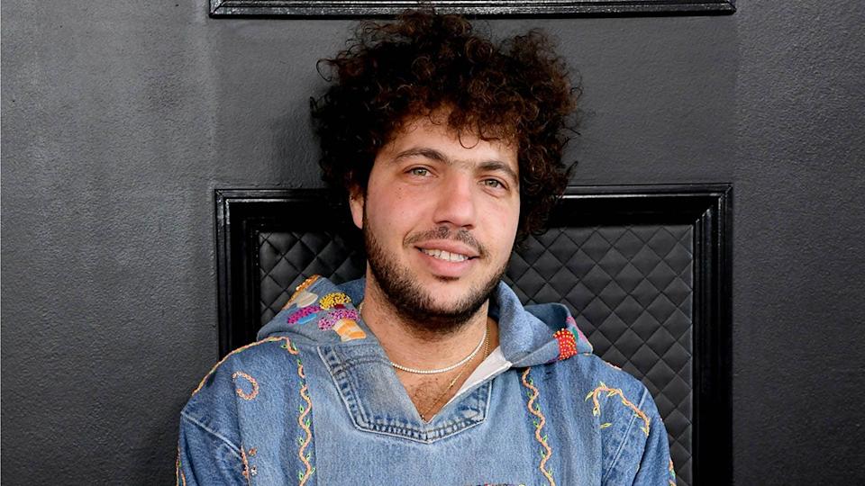 El prometido de Selena Gómez, Benny Blanco, desata indignación por unos arándanos de 200 dólares