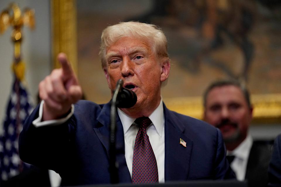 美國總統川普於當地時間7月31日簽署新一輪行政命令。圖／REUTERS