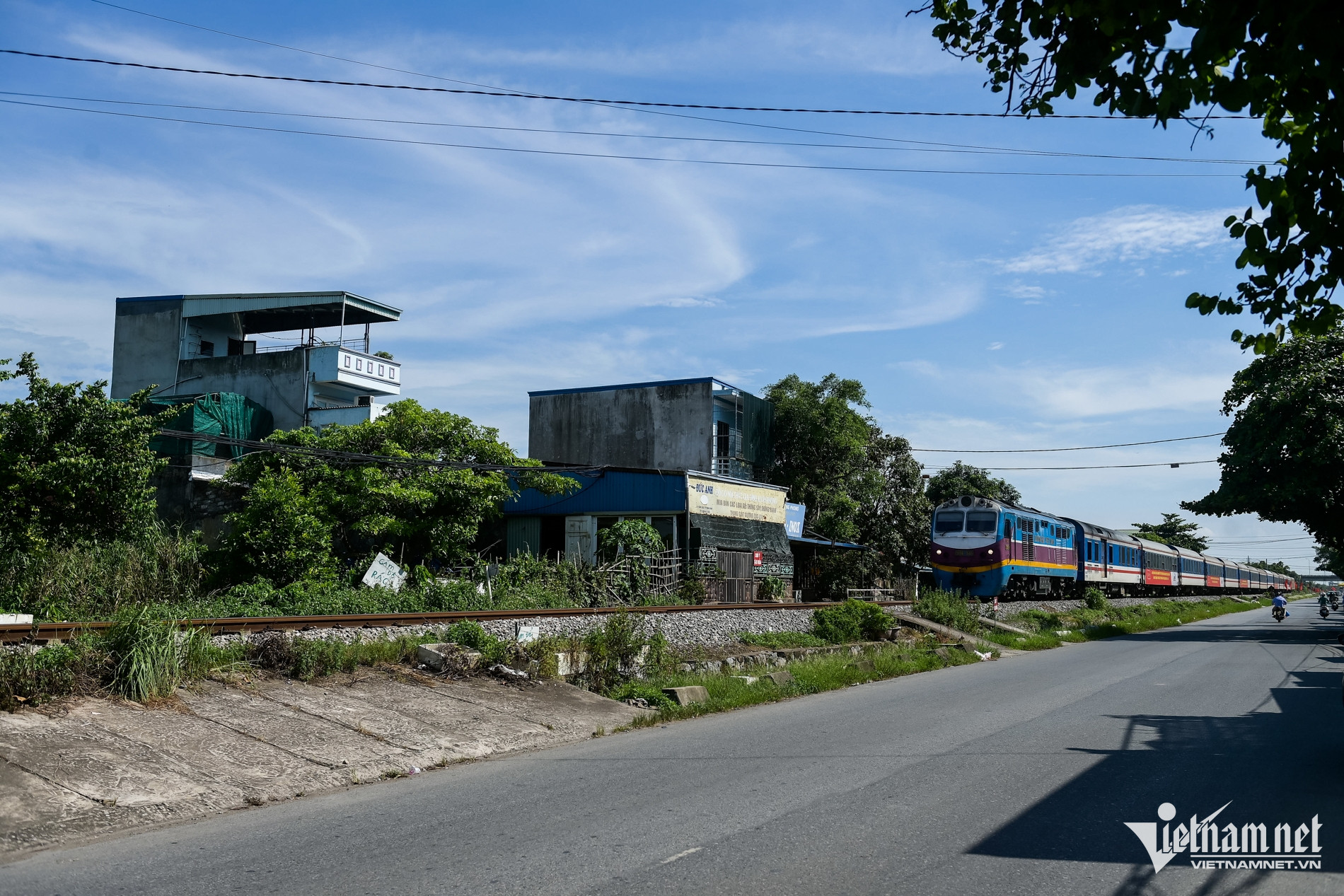 Hành động liều lĩnh của người dân Ninh Bình sống gần đường ray tàu hỏa