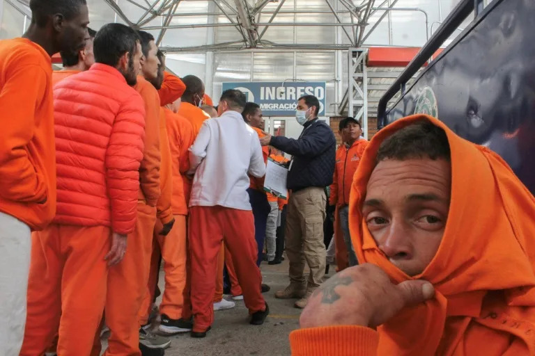 Colombian inmates wait to be registered by immigration agents after being deported from Ecuador at the Rumichaca border crossing (Leonardo CASTRO)