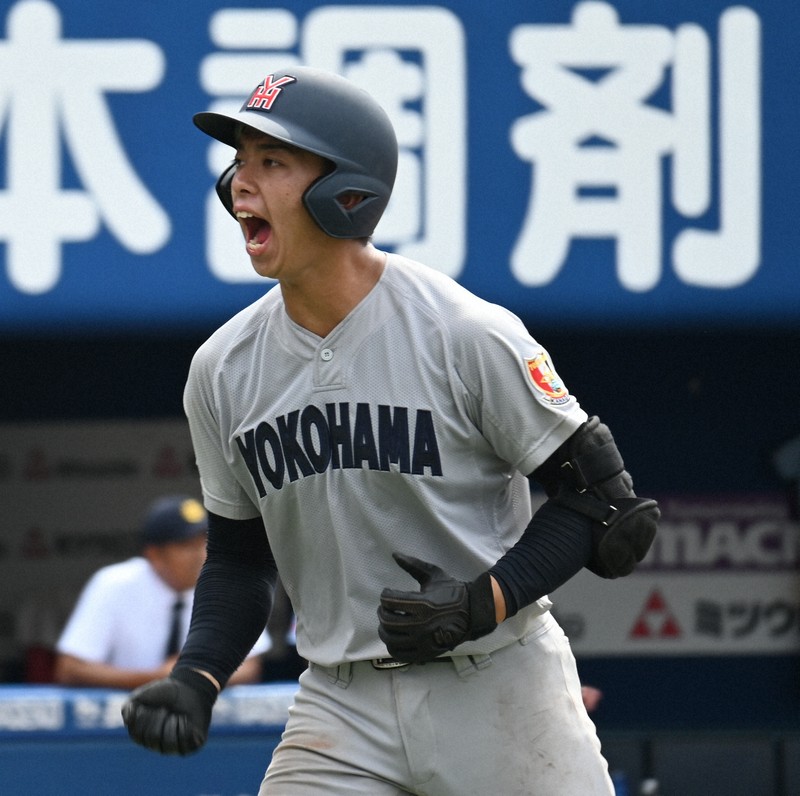 第106回全国高校野球選手権大会の神奈川大会決勝で本塁打を放った横浜の椎木卿五＝横浜スタジアムで2024年7月24日、矢野大輝撮影
