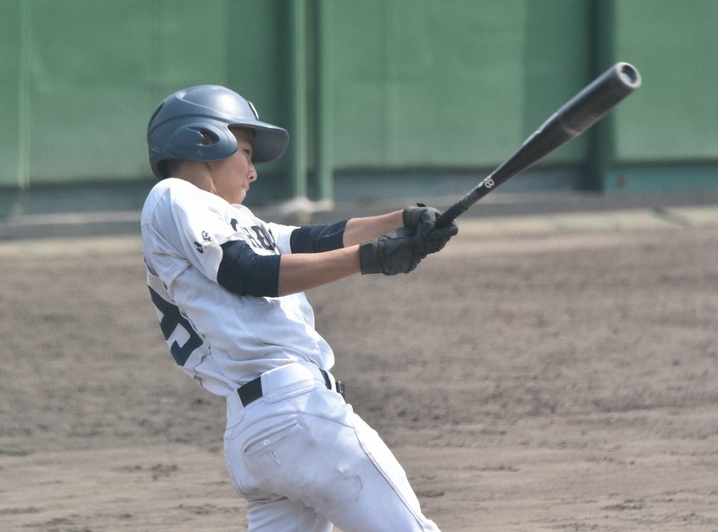 【東洋大牛久－中京】四回裏中京2死二塁、酒井輝馬が右前適時打を放つ＝兵庫県明石市の明石トーカロ球場で2025年8月26日午前10時34分、吉川雄飛撮影