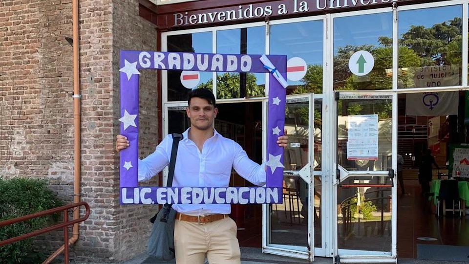 Leonel Ayala sostiene un cuadro que dice