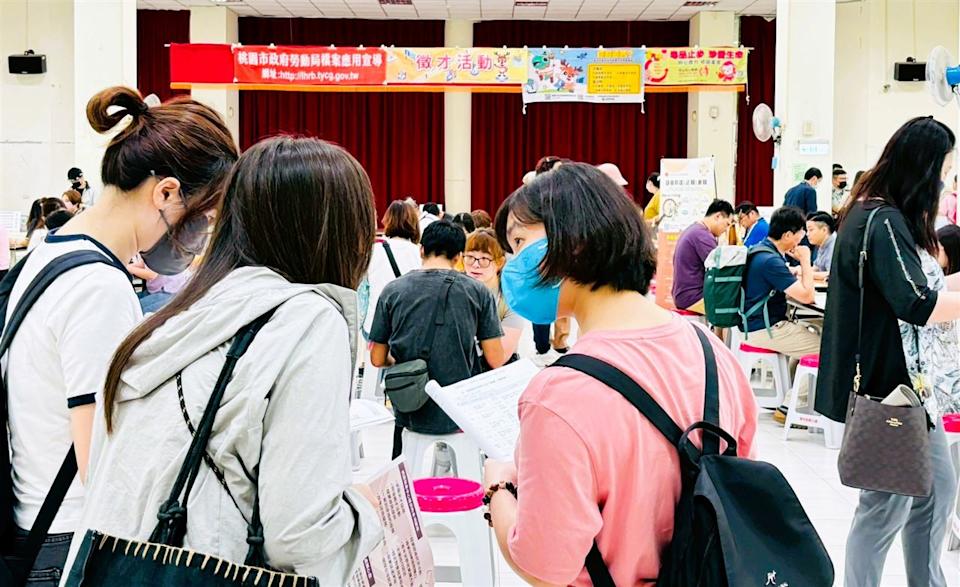 職涯攜手 一鹿相伴!桃市府就職處陽明公園市民活動中心徵才活動。(桃園市政府就業職訓服務處提供)