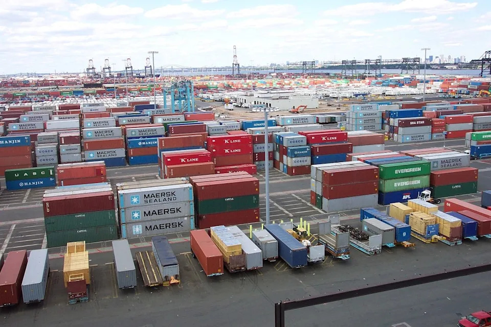 Shipping containers via Wikipedia Commons.
