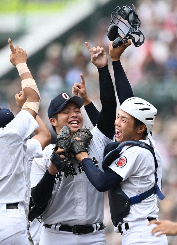 【沖縄尚学－日大三】第107回全国高校野球選手権大会で優勝し、喜ぶ沖縄尚学の末吉(左）と宜野座＝阪神甲子園球場で2025年8月23日、西夏生撮影