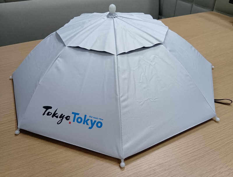 東京オリンピック・パラリンピックの大会ボランティア向けにつくられた「かぶる傘」＝2025年7月18日午後2時58分、待鳥航志撮影