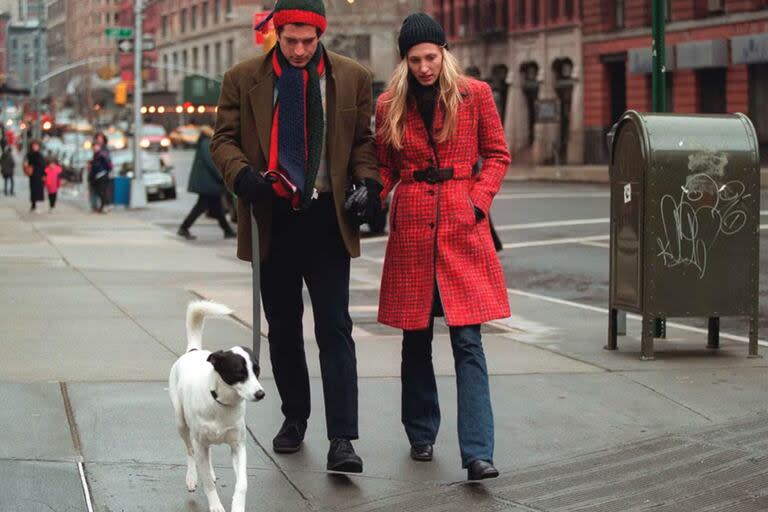 John F. Kennedy Jr. y Carolyn Bessette con su perro Friday.