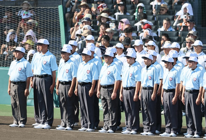 審判が白帽子で登場　なぜ？　出場校にも白色変更の波　夏の甲子園