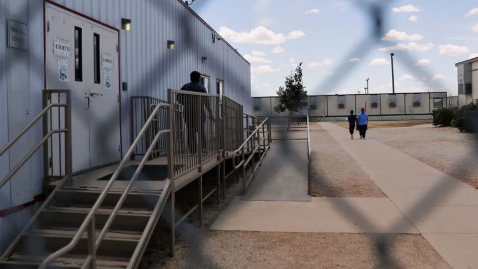 Inmigrantes caminan por el Centro Residencial Familiar del Sur de Texas de ICE, en Dilley, Texas, el 23 de agosto de 2019. - Eric Gay/AP/archivo
