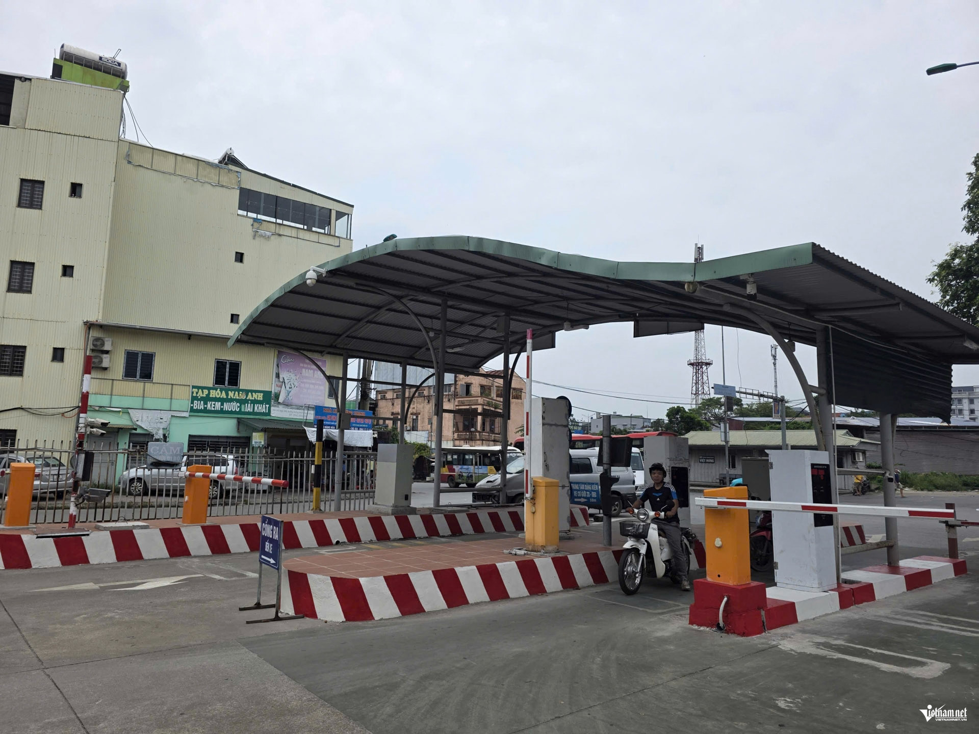 Vụ nhóm người chặn taxi, đuổi phụ nữ bế con ra khỏi xe: PGĐ Sở thông tin bất ngờ