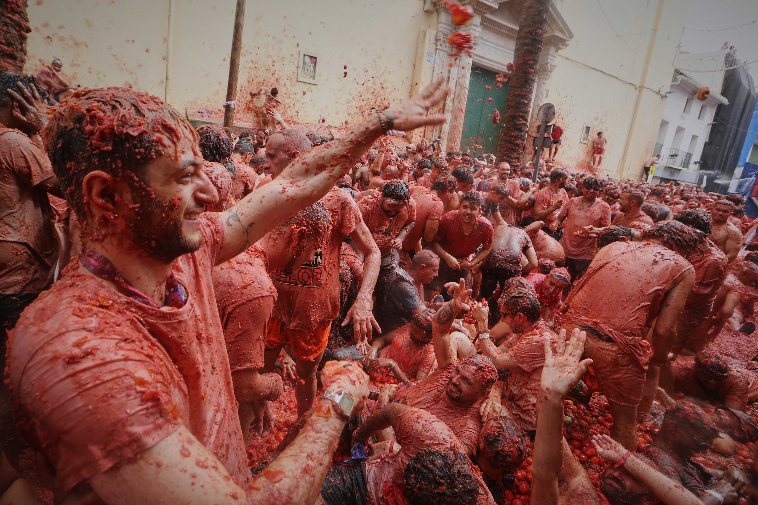 Los participantes se lanzan tomates durante la Tomatina, una fiesta anual de lucha de tomates, en el pueblo de Buñol, cerca de Valencia, España, el miércoles 27 de agosto de 2025. (Foto AP/Alberto Saiz)