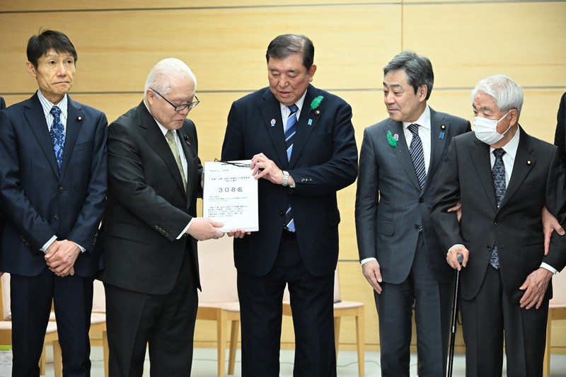 自民党参院議員有志の武見敬三参院議員会長（左から2人目）から医療・介護・福祉の現場を守る署名を受け取る石破茂首相（中央）＝首相官邸で2025年4月18日午後4時42分、平田明浩撮影