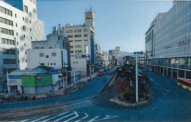 軌道切り替え工事前の松山市駅前。西側からアーケード商店街「松山銀天街」を臨む。中央の路面電車の乗降場は車道に囲まれている=松山市で2022年12月撮影(同市提供)