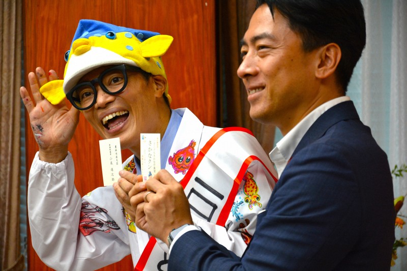 さかなクン、ヒラメ持参し小泉進次郎農相と面会　「1日長官」に