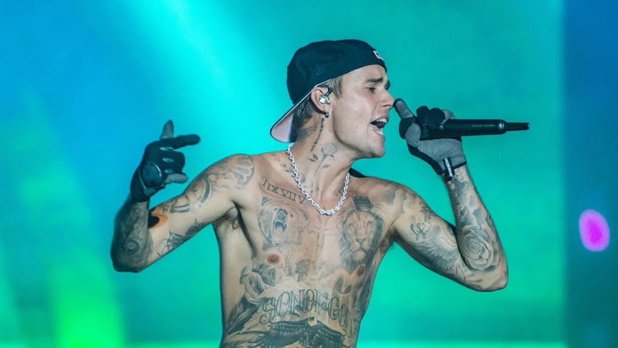 Justin Bieber Impersonator Dupes Las Vegas Nightclub, Performs On Stage