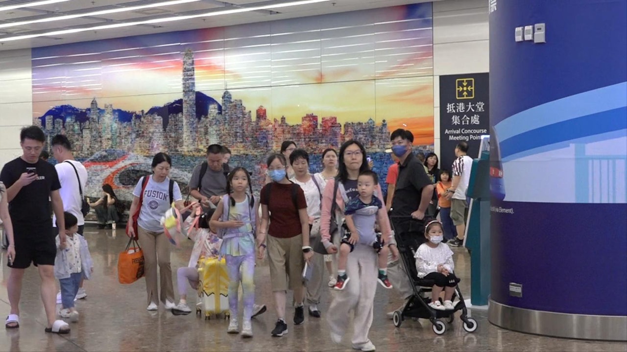 暑假快結束　大批港人家庭外遊後返港　準小六生稱收拾好心情上學