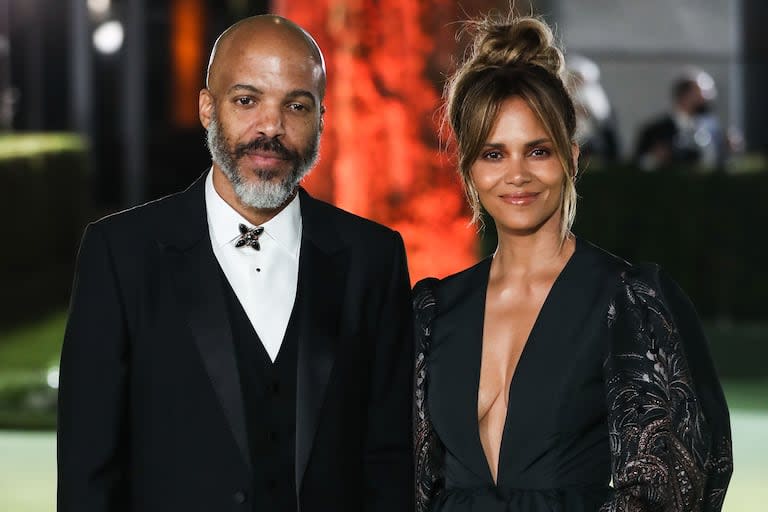 Halle Berry y Van Hunt, es una de sus primeras salidas públicas, en 2021
