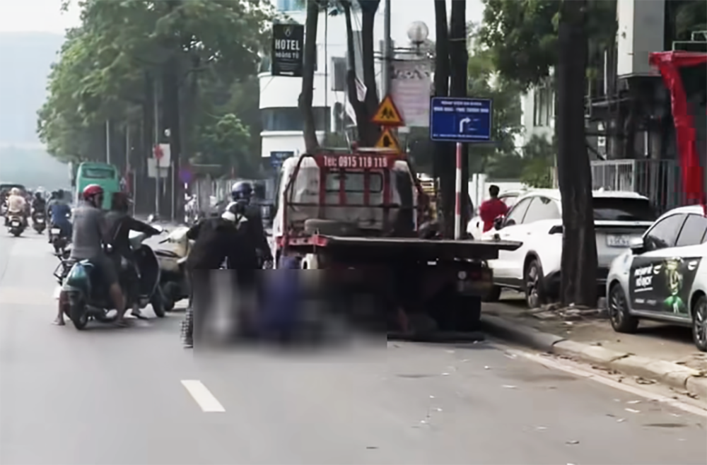Nam thanh niên đi xe máy tử vong sau cú tông đuôi ô tô cứu hộ