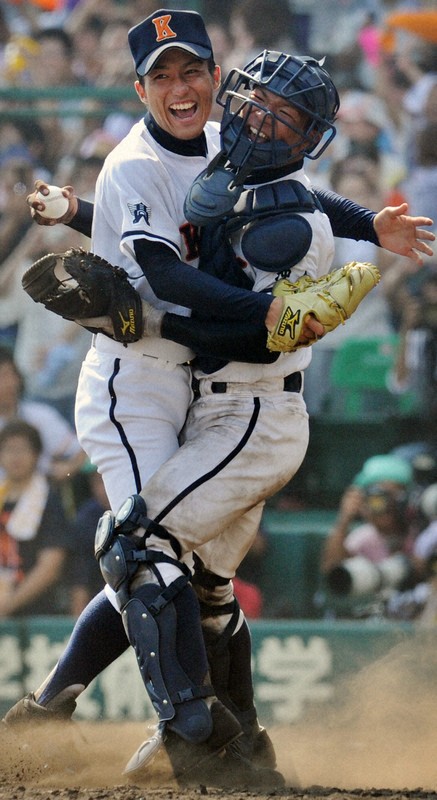 夏の甲子園で優勝を決め、喜ぶ興南の島袋洋奨投手（左）と山川大輔捕手＝阪神甲子園球場で2010年8月21日、大西岳彦撮影