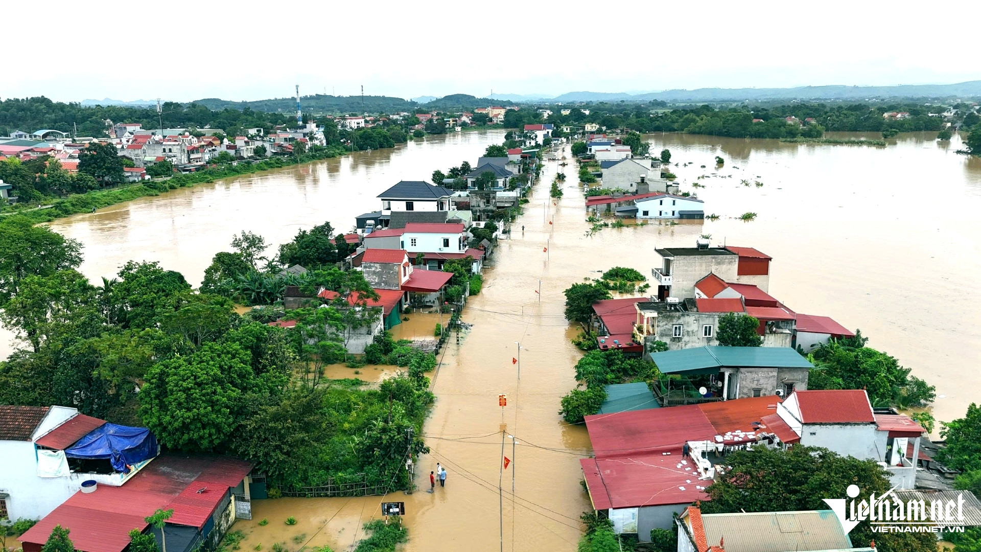 Tràn đê sông Bưởi ở Thanh Hóa, dân leo mái nhà sinh hoạt