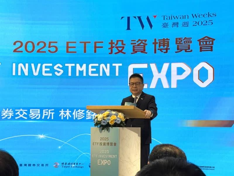 財神爺帶著ETF金童南下!2025台灣週 ETF 投資博覽會將於10月17日至19日首度移師高雄展覽館舉辦,截至2025年6月底,台灣ETF市場規模突破新台幣6.5兆元,受益人數逾1,544 萬人。(圖/記者師瑞德攝影)