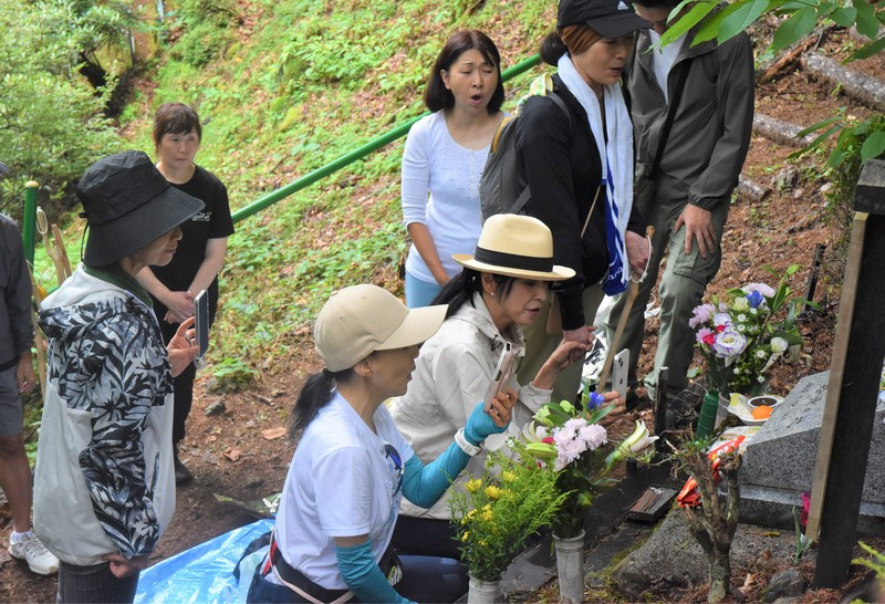 黒木瞳さん、宝塚同期を思い慰霊登山　日航機墜落40年で遺族ら祈る