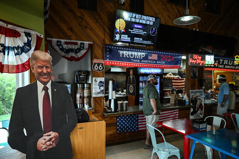 La hamburguesería Trump Burger en Bellville, Texas. (Photo by RONALDO SCHEMIDT / AFP) (Photo by RONALDO SCHEMIDT/AFP via Getty Images)