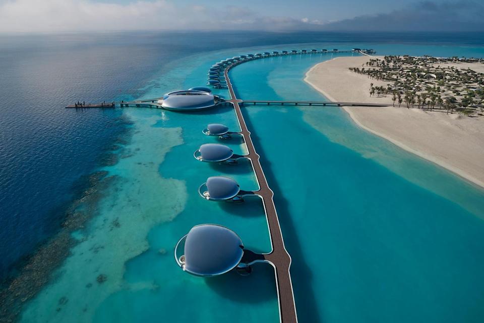 Dentro del futurista Shebara Resort en Arabia Saudita con hospedajes con espejos sobre el agua