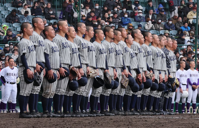 今春の選抜高校野球大会で白星を挙げ、校歌を歌う敦賀気比の選手たち。このときは黒スパイクだった=阪神甲子園球場で2025年3月19日、長澤凜太郎撮影