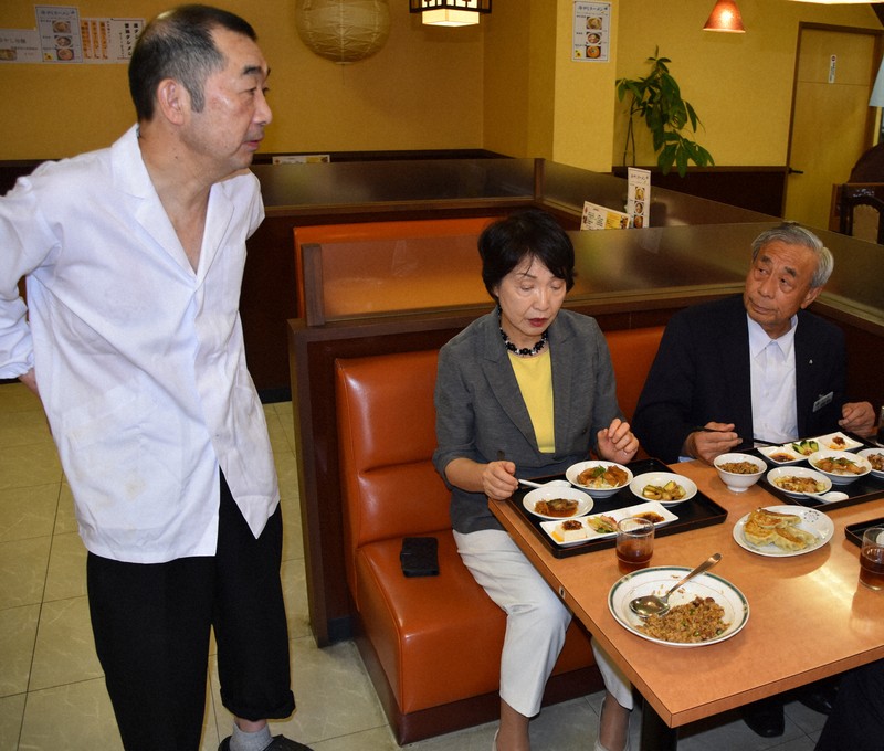 やはばソースを作った和田照志さん（左端）とレシピを監修した小野寺恵さん（中央）＝岩手県矢巾町の中華食堂和田屋で2025年8月26日午後1時8分、山田英之撮影