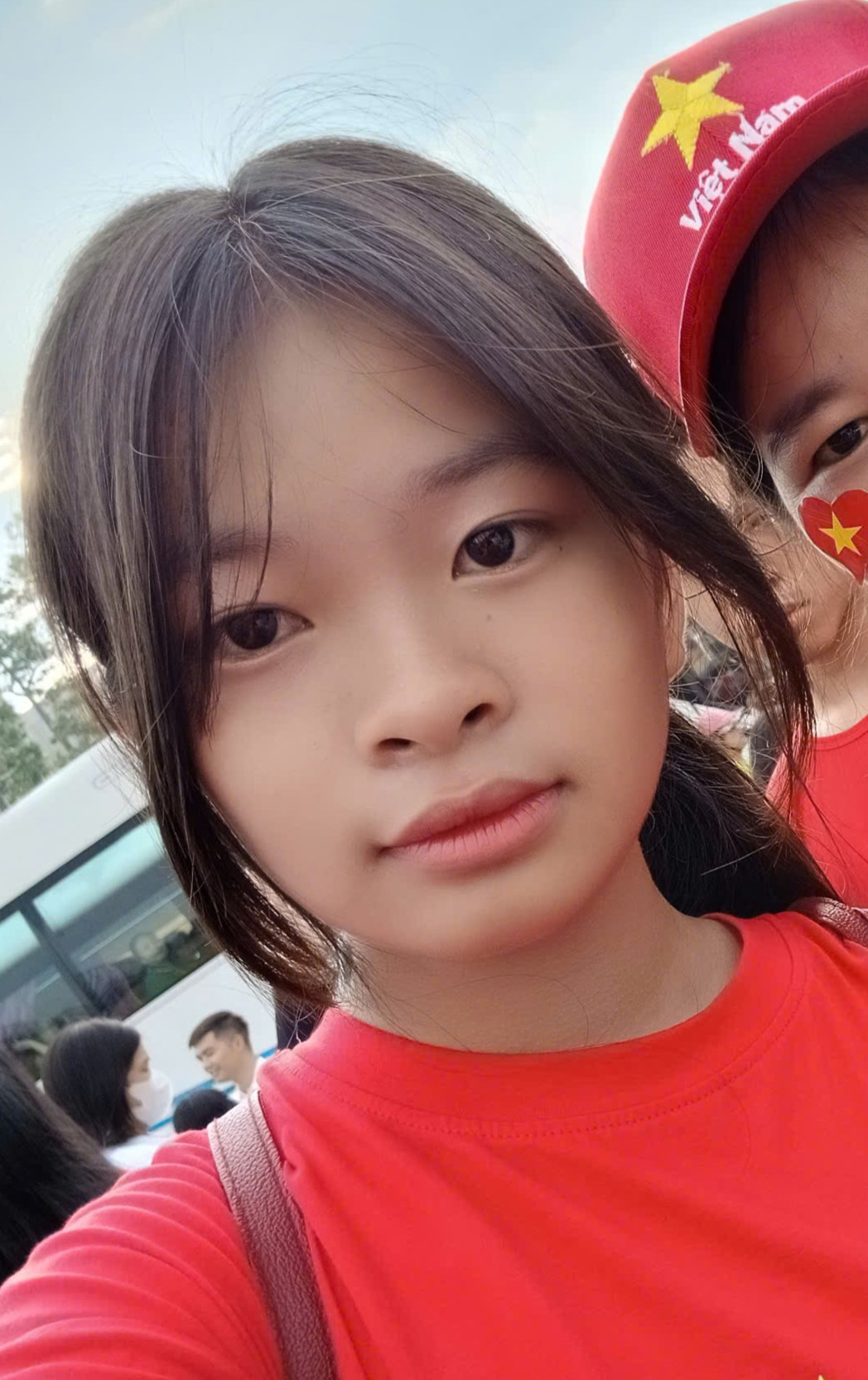 Người mẹ khẩn nhờ tìm con gái 12 tuổi lạc tại khu vực đường Hùng Vương