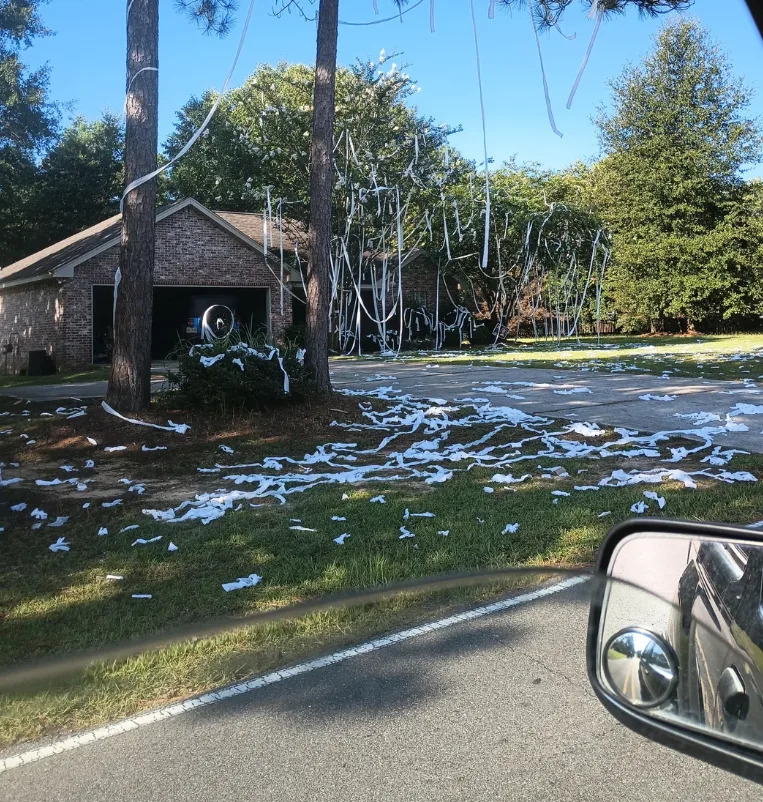 Reddit post titled "To the guy who posted about how poorly his house was tp’d" with a photo of a house covered in toilet paper