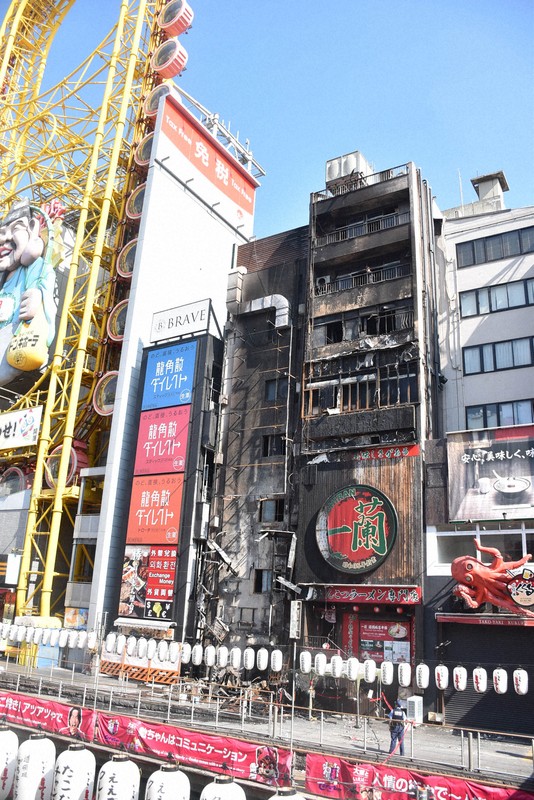 火災があった雑居ビル。ビル全体が黒く焼けこげている＝大阪市中央区で2025年8月19日午前8時49分、松原隼斗撮影