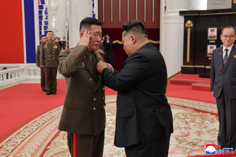 北朝鮮、露派遣の兵士を表彰　金正恩氏が遺族の子供抱きしめる場面も