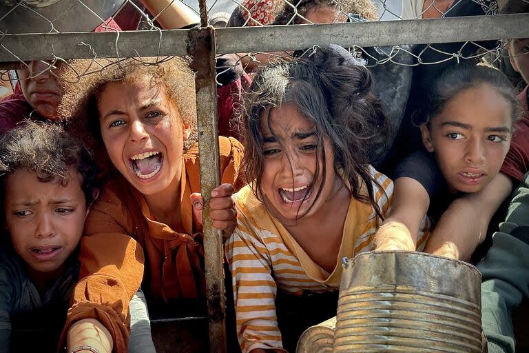 Una de las fotos tomadas por Taha muestra a palestinos en largas filas para recibir víveres distribuidos por organizaciones benéficas, ante la crisis alimentaria que enfrentan, en la zona de Al-Mawasi en Khan Younis, Franja de Gaza, el 25 de mayo de 2025.
