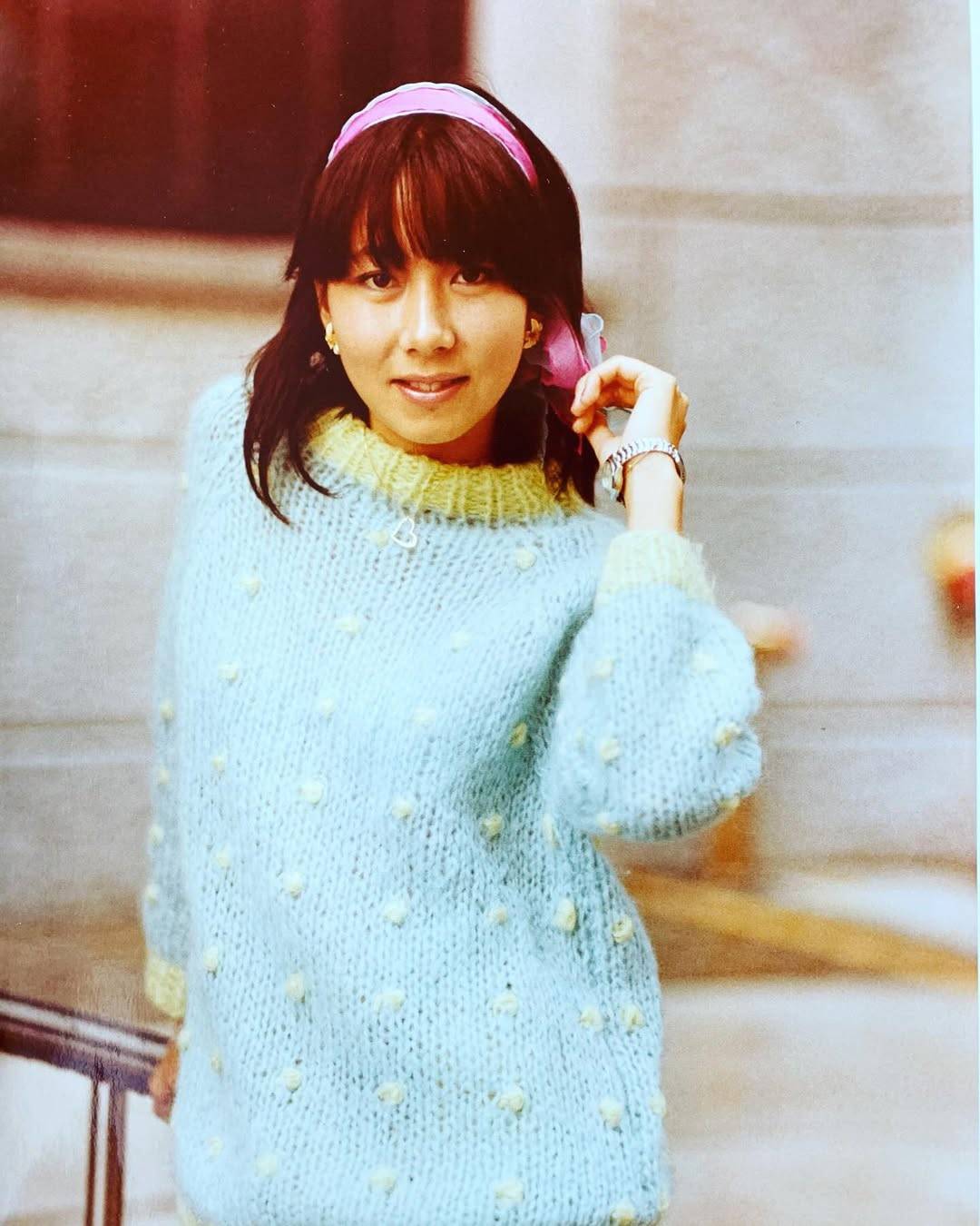 62歳元フジアナ〝40年前〟「独特なファッションセンス」の秘蔵ショットに反響「めちゃめちゃ可愛い〜」「わっっっか若いわあ〜」の声