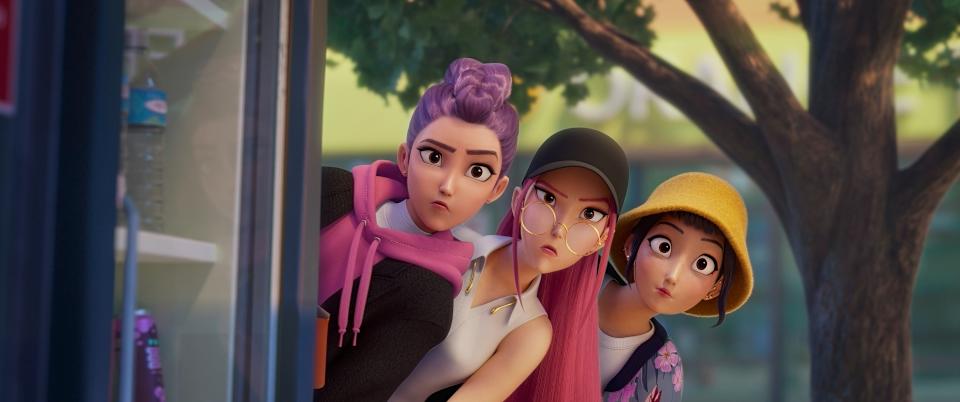 Esta imagen publicada por Netflix muestra a los personajes, de izquierda a derecha, Rumi, Mira y Zoey en una escena de "KPop Demon Hunters". (Netflix via AP)